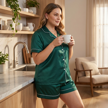 Charger l'image dans la galerie, Ensemble short de pyjama en satin grande taille Emerald Luxe