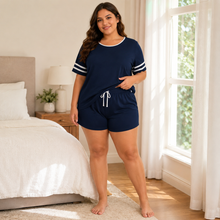 Charger l'image dans la galerie, Ensemble de pyjama court Cozy Breeze Plus Size avec liseré contrastant – Bleu marine