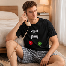 Charger l'image dans la galerie, T-shirt de Nuit Graphique Homme "Mon Lit M'Appelle"