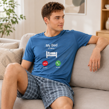 Charger l'image dans la galerie, T-shirt de Nuit Graphique Homme "Mon Lit M'Appelle"