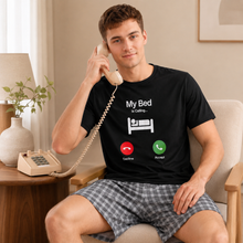 Charger l'image dans la galerie, T-shirt de Nuit Graphique Homme "Mon Lit M'Appelle"