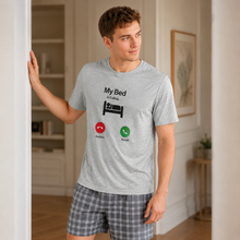 Charger l'image dans la galerie, T-shirt de Nuit Graphique Homme "Mon Lit M'Appelle"