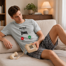 Charger l'image dans la galerie, T-shirt de Nuit Graphique Homme "Mon Lit M'Appelle"