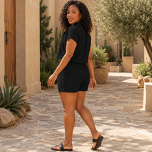 Charger l'image dans la galerie, Ensemble de vacances pour femme : blouse texturée boutonnée et short noué