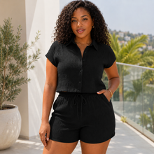 Charger l'image dans la galerie, Ensemble de vacances pour femme : blouse texturée boutonnée et short noué