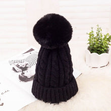Charger l'image dans la galerie, Women Braided Beanie for Holidays With Removable Pom-pom