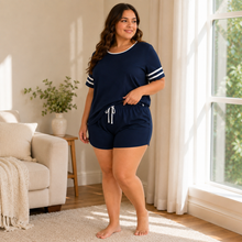 Charger l'image dans la galerie, Ensemble de pyjama court Cozy Breeze Plus Size avec liseré contrastant – Bleu marine
