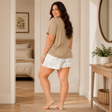 Charger l'image dans la galerie, Ensemble de pyjama court col en V grande taille avec motif botanique doux
