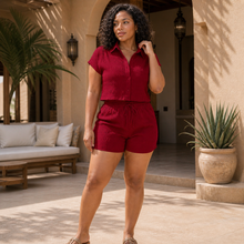 Charger l'image dans la galerie, Ensemble de vacances pour femme : blouse texturée boutonnée et short noué
