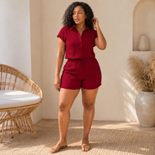 Charger l'image dans la galerie, Ensemble de vacances pour femme : blouse texturée boutonnée et short noué
